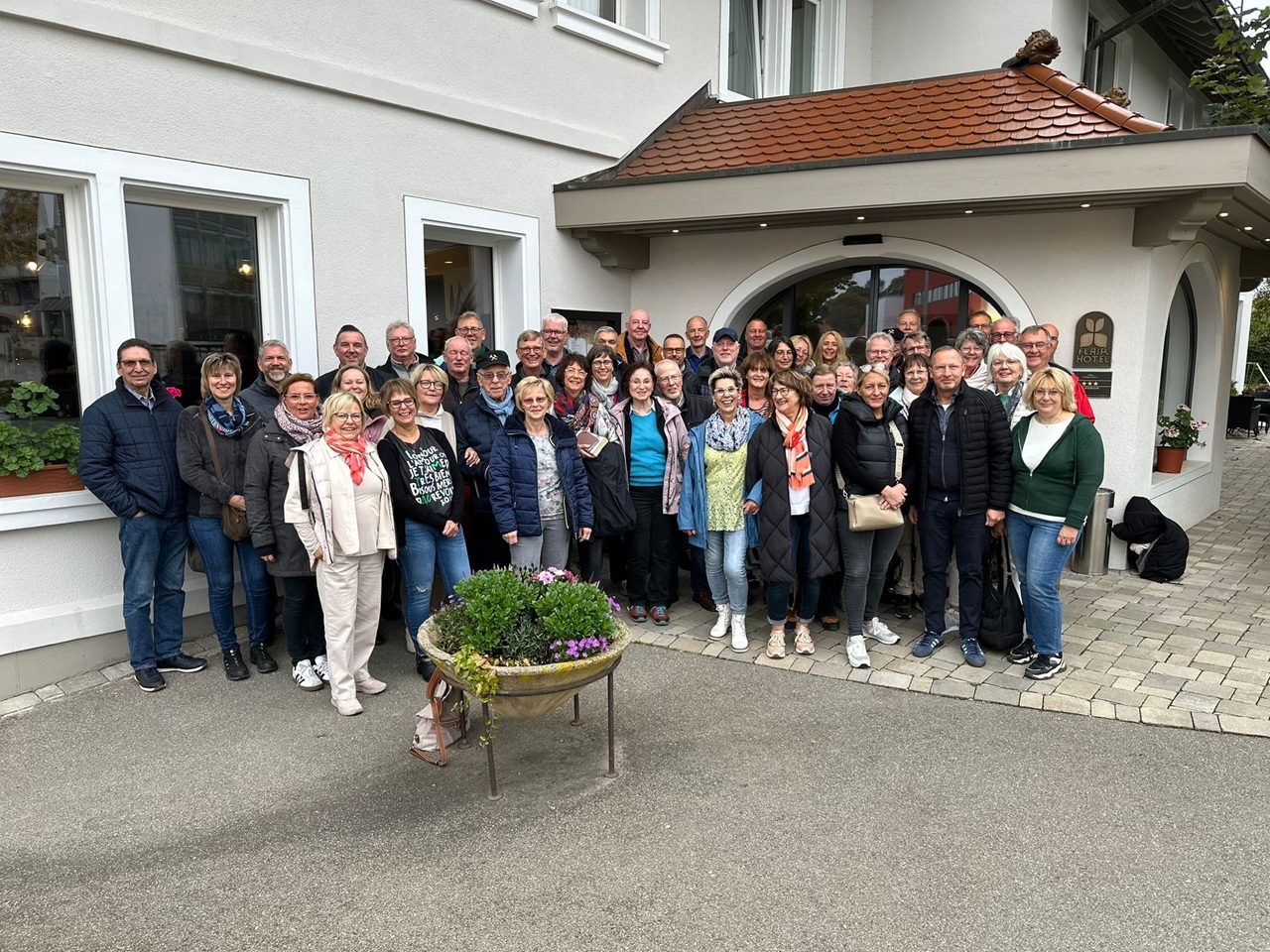 Gruppenfoto der Bezirksgruppe Garzweiler vor einem Hotel während einer gemeinsamen Reise oder Veranstaltung