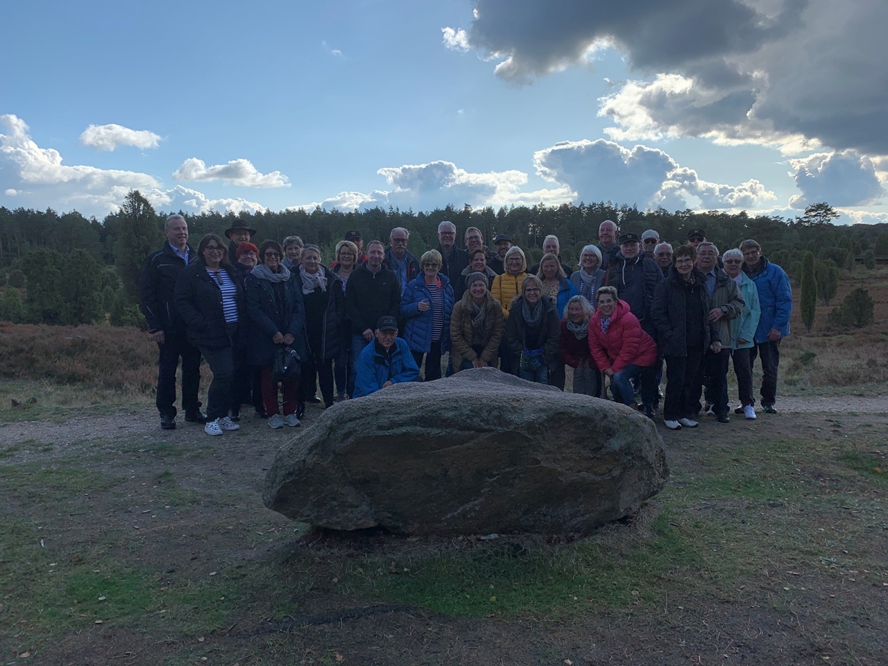 Gruppenfoto der BG Garzweiler während einer Exkursion in der Natur vor einem Findling
