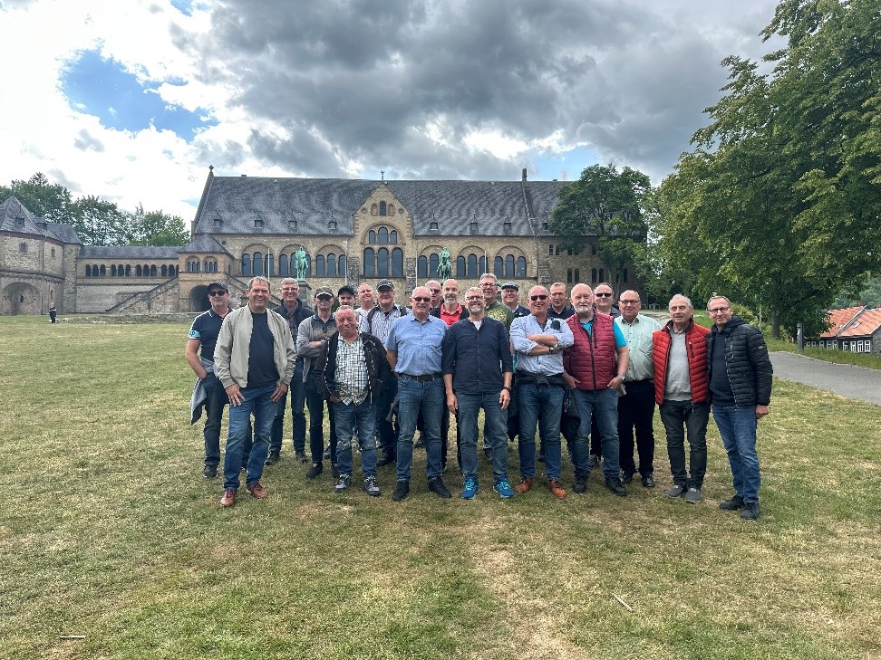 Gruppenfoto von Teilnehmern der Bezirksgruppe Garzweiler vor der Kaiserpfalz in Goslar