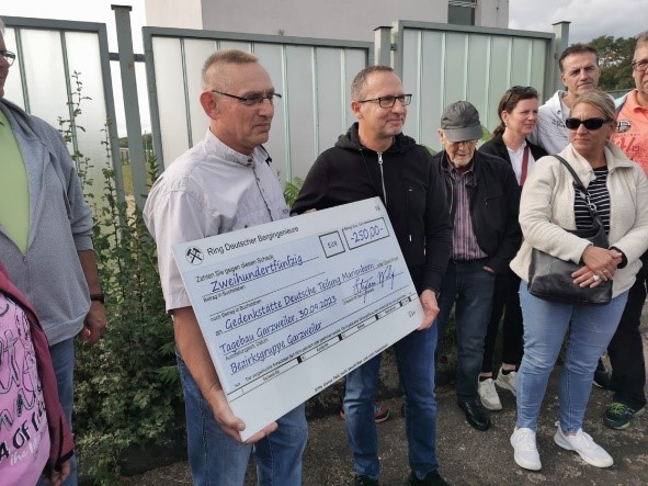 Spendenübergabe der BG Garzweiler an den Gedenkstättenverein Deutsche Teilung Mödlareuth, mit symbolischem Scheck über 250 Euro