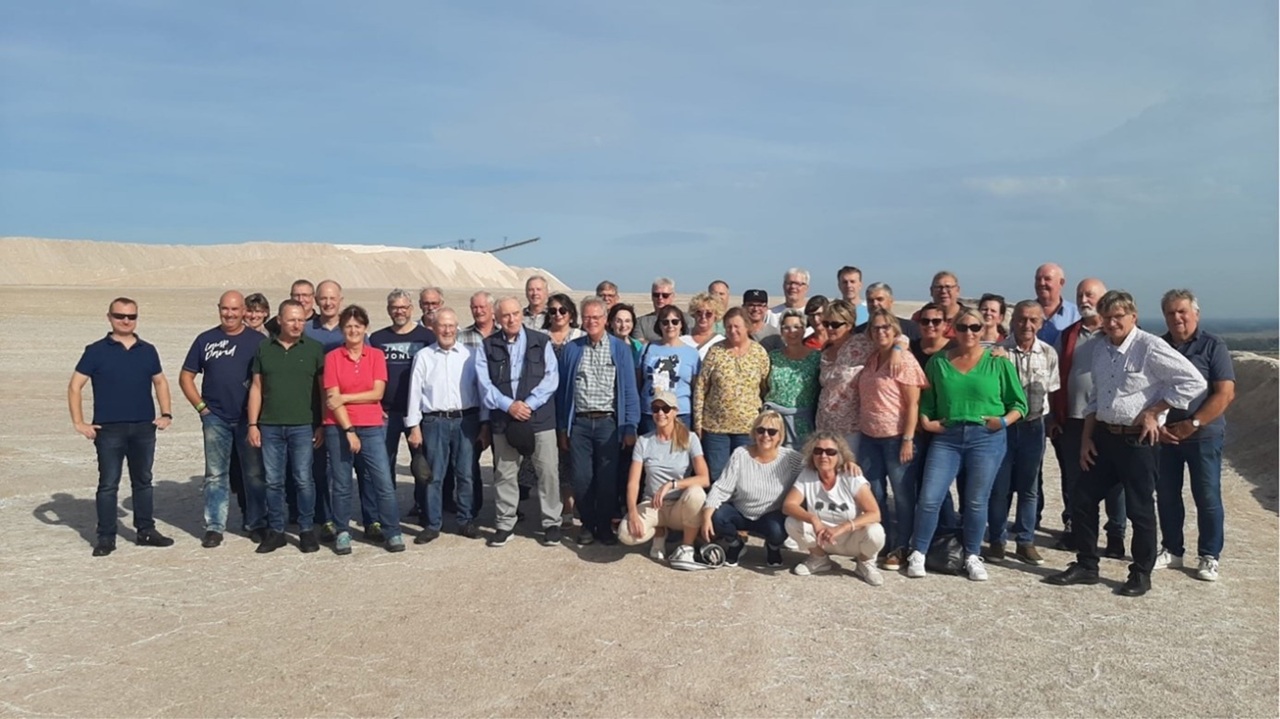 Gruppenfoto vor einer Abraumhalde während einer Exkursion der BG Garzweiler bei sonnigem Wetter