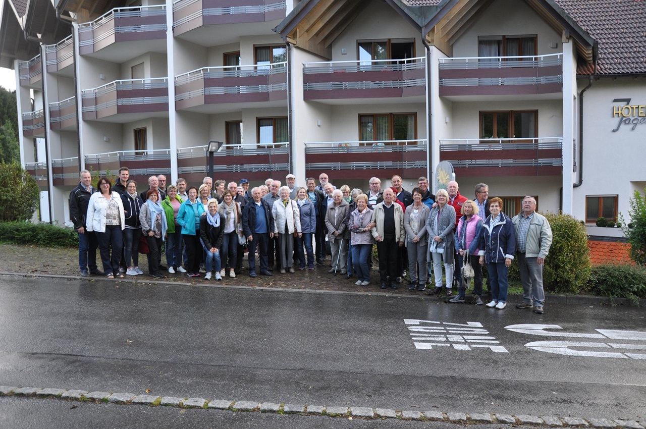 Gruppenfoto der Bezirksgruppe Garzweiler vor dem Hotel Jägerhof während einer Vereinsfahrt
